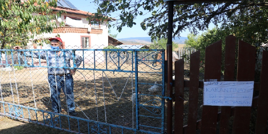 “Kendimi sorumlu hissettim, kul hakkına neden gireyim”dedi; Evinin kapısına uyarı yazısı astı