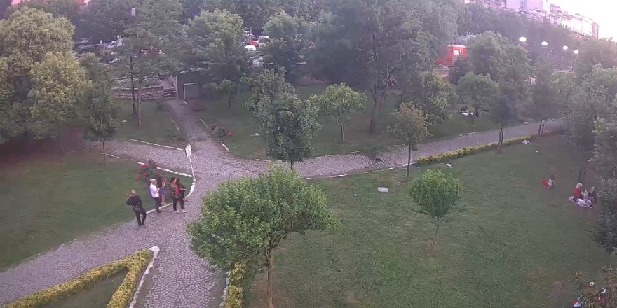 Beyoğlu'nda çocuğa hırsızlık yaptıran çete kameralara yakalandı