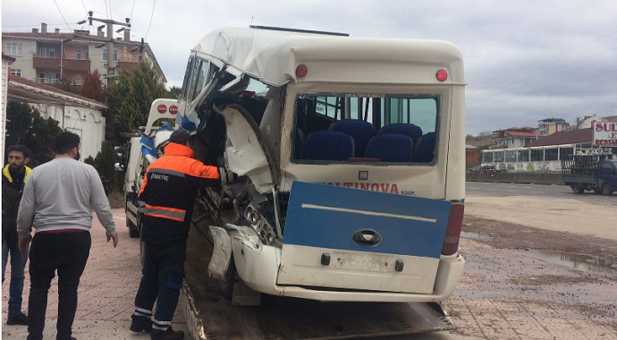 Yalova'da kamyonet minibüsle çarpıştı: 6 yaralı