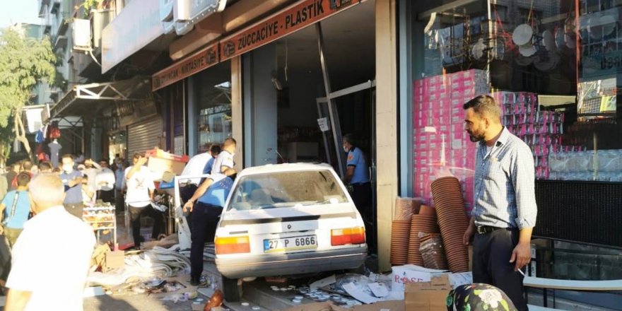 Gaziantep'te araba iş yerine daldı, 3 kişi aracın altında kaldı