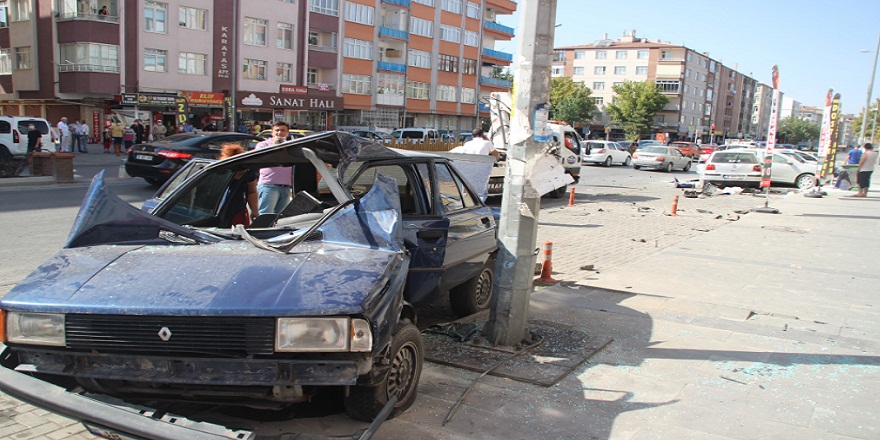 Kayseri'de direksiyon hakimiyetini kaybeden sürücü park halindeki araçlara çarparak ortalığı savaş alanına çevirdi