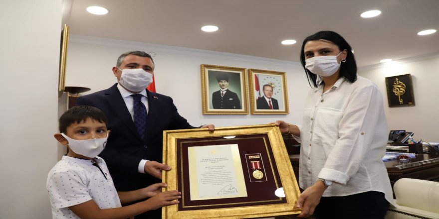 Şehit, Sabri Altınbaş’ın "Devlet Övünç Madalyası ve Beratı" eşine takdim edildi!