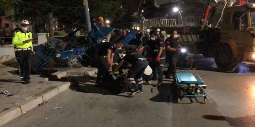 Önce yayaya sonra elektrik direğine çarpan otomobil paramparça oldu:1 ölü 4 yaralı