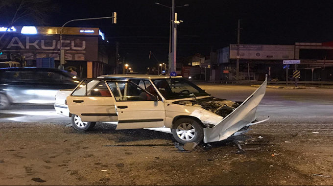 D-100 karayolu sanayi ışıklarında otomobil ile kamyonet çarpıştı: 2 yaralı