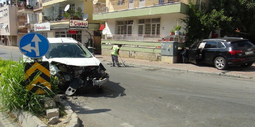 Sürücünün bir anlık dikkatsizliği yüzünden iki araç resmen hurdaya döndü!