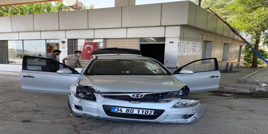 Otomobil yol ayrımında bulunan akaryakıt istasyonuna daldı