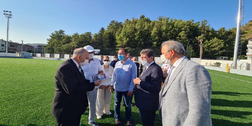 Bakan Kasapoğlu yenilenen Marmaris şehir stadyumunda incelemelerde bulundu