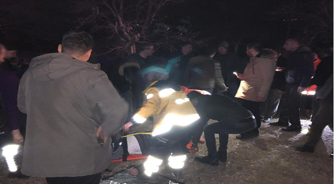 Kars’ta otomobil şarampole uçtu: 2 yaralı