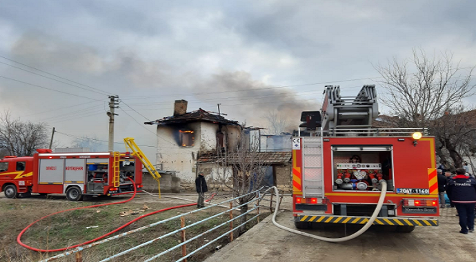 Denizli'de iki katlı ahşap ev alev alev yandı