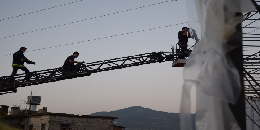 Serasını kaplarken elektrik akımına kapıldı saatlerce cansız bedeni direkte asılı kaldı