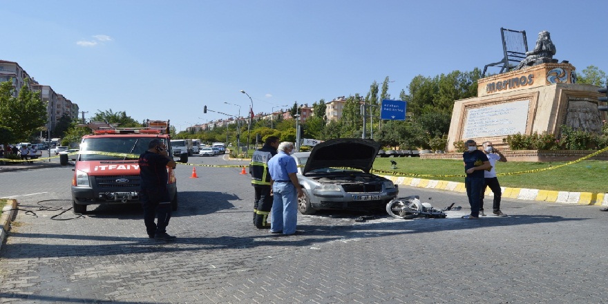 El frenini çekmeyi unutan sürücü motosiklete çarptı