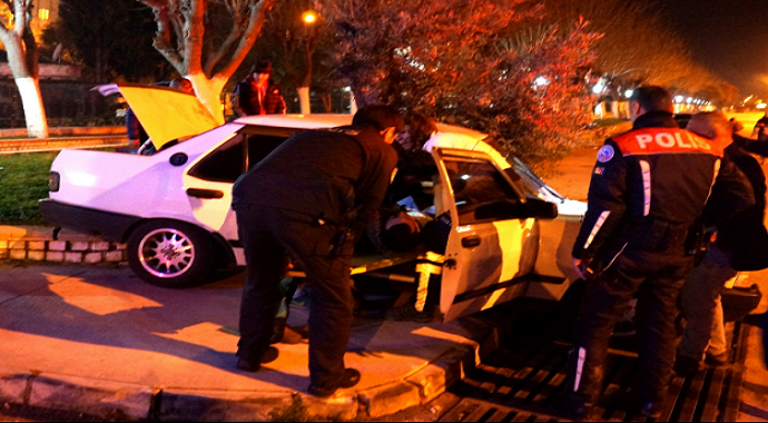 Araçta sıkışan sürücüyü polis ve sağlık ekipleri kurtardı