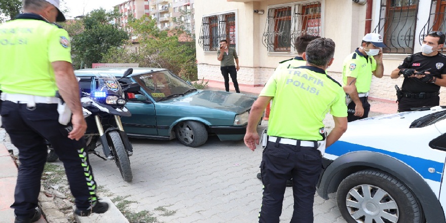 2. kez polisin dur ihtarından kaçarken yakalanan sürücüye aracının fiyatı kadar cezai işlem uygulandı