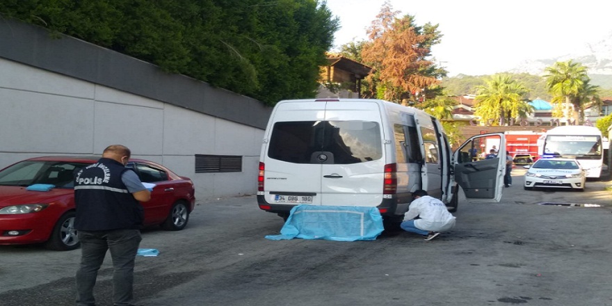 Antalya'da personel servisinin altında kalan turist feci şekilde can verdi