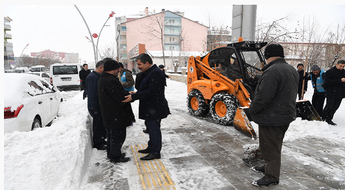 Muş Belediyesinin karla mücadele mesaisi devam ediyor