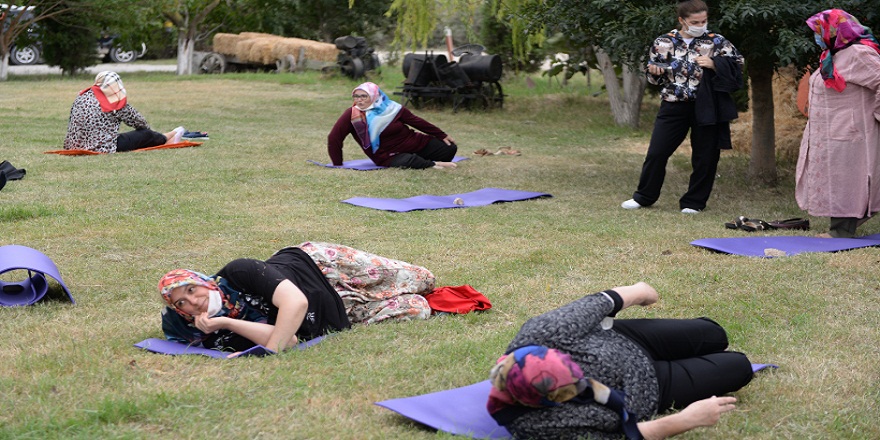Şalvarlı köylü kadınlardan pilates eğitimine büyük ilgi!