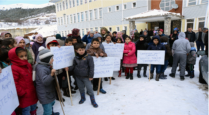 Öğrenci ve veliler, tahliye edilen okul önünde protesto yaptı
