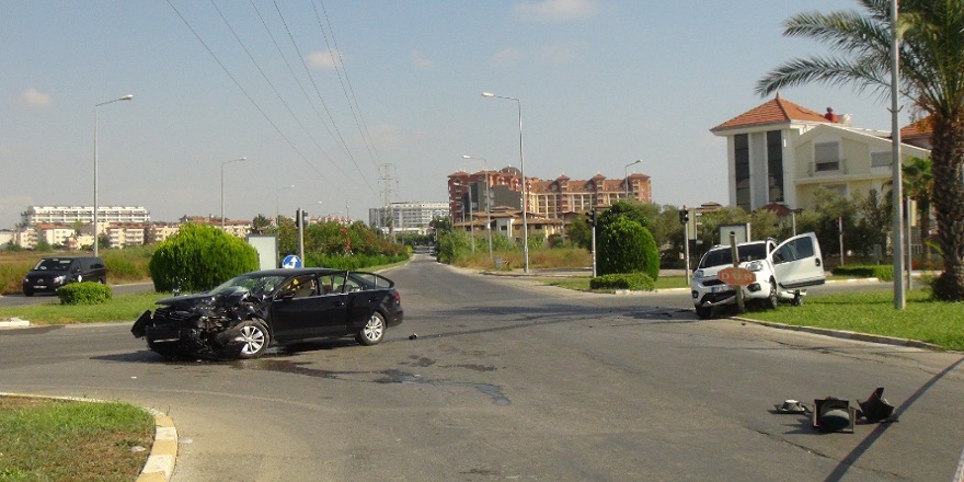 Antalya Manavgat'ta trafik kazası 4 yaralı