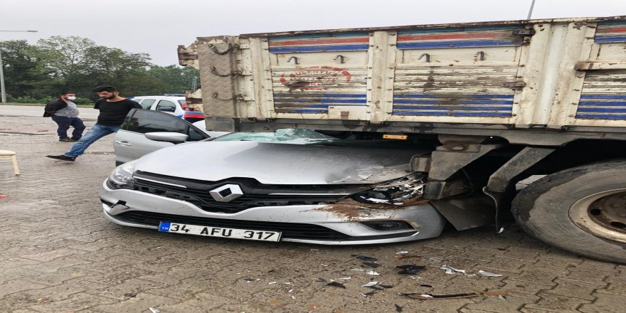 Samsun Terme’de otomobil kamyonun altına girdi: 1’i çocuk 5 yaralı
