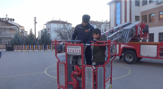 Kitabını almak için geldiği okulunda mahsur kaldı