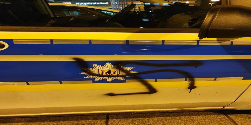 Almanya'nın Hagen kentinde polis aracına gamalı haç çizen genç tutuklandı