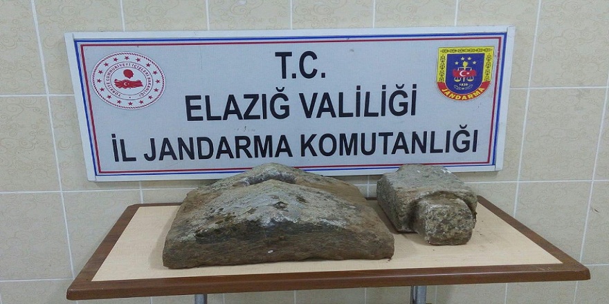 Elazığ jandarma tarafından Osmanlı dönemine ait sanduka kapağı ele geçirildi