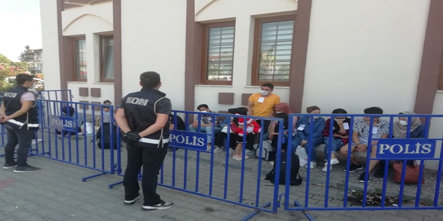 Fethiye'de bir apartmanın bodrum katında 21 düzensiz göçmen yakalandı