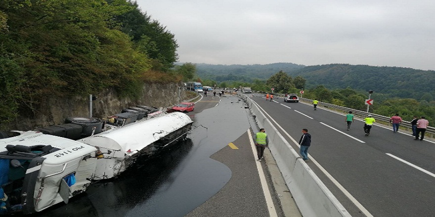 D-100 Karayolunda tankerin devrilmesi sonucu yol trafiğe kapatıldı