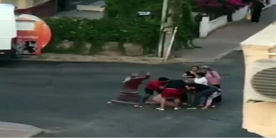 Antalya'da sokak ortasında saç saça baş başa kavga eden kadınları 3 erkek zor ayırdı!