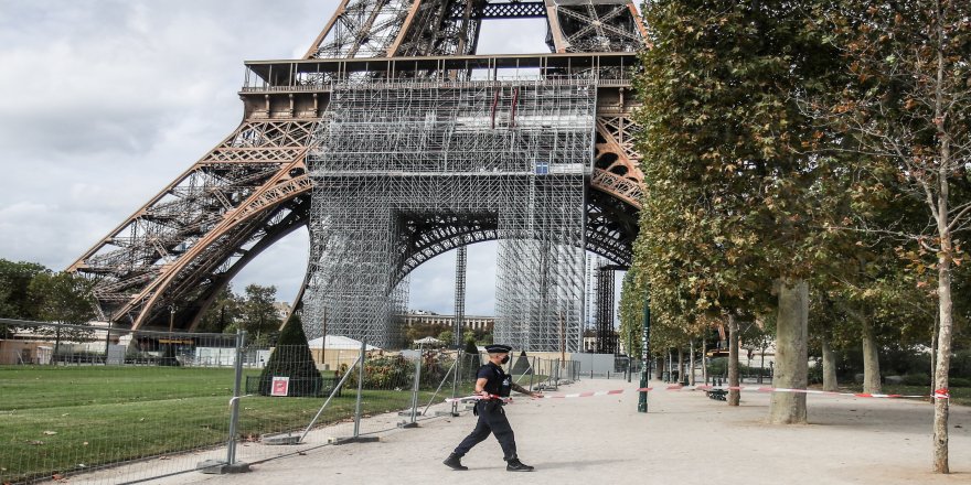 Alınan bomba ihbarı üzerinde Paris'te bulunan Eyfel Kulesi’nin çevresi boşaltıldı