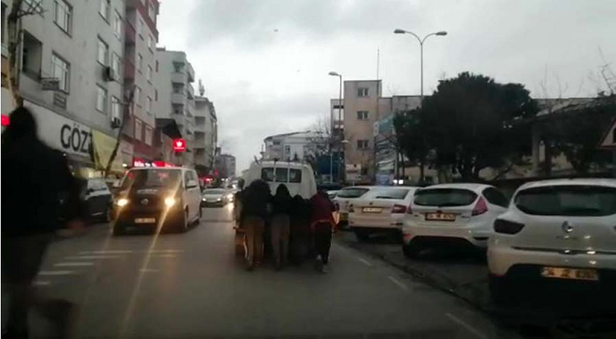 Pendik'te çocukların trafikte ölümle oyunu kamerada