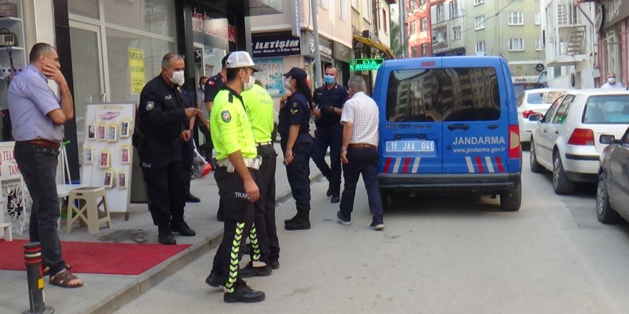 Bilecik’te geri manevra yapan resmi plakalı jandarma aracı yayaya çarptı
