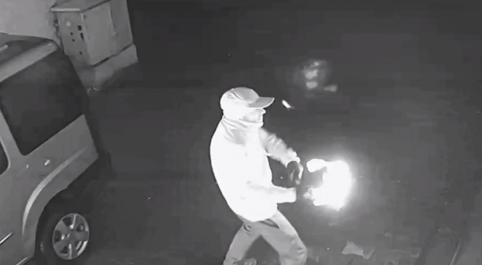 Uşak'ta kavgalı olduğu ağabeyinin dükkan ve aracını molotofladı