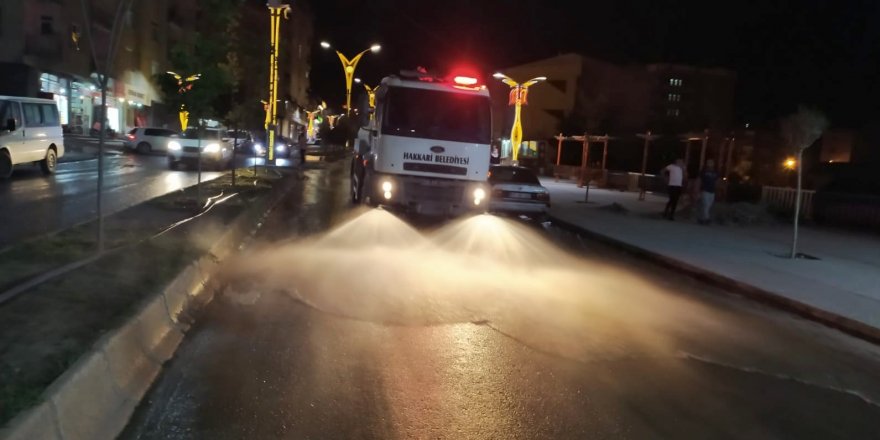 Hakkari’de dezenfekte ve yol yıkama çalışmaları devam ediyor
