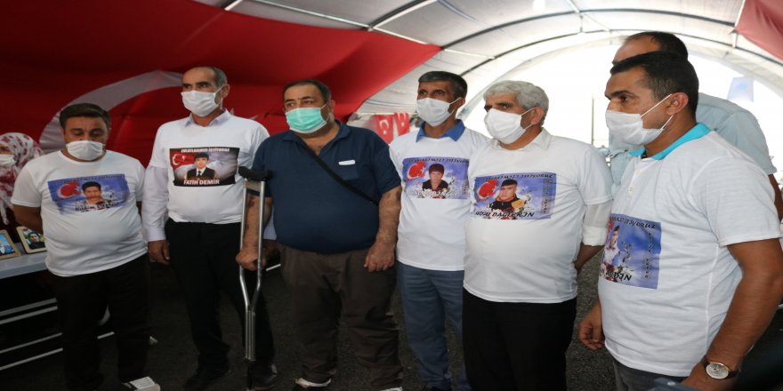 Terör pençesinden evladını kurtardı, sevincini çadırda aylardır bekleyen ailelerle paylaştı