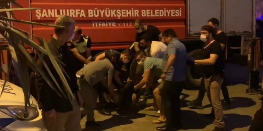 Şanlıurfa Birecik'te Türk Bayrağını indirmeye çalışan şahsa linç girişimi