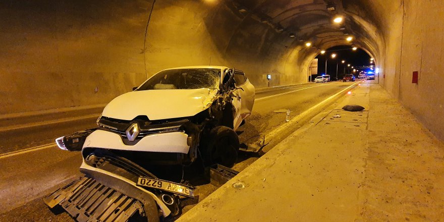 Gümüşhane'de Otomobil ile kamyonet tünel içinde çarpıştı: 3 yaralı