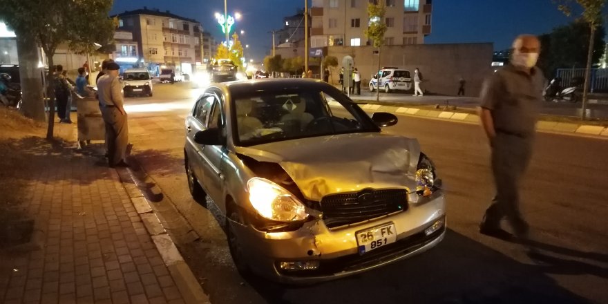Kocaeli Çayırova'da kavşakta iki otomobil çarpıştı: 4 yaralı