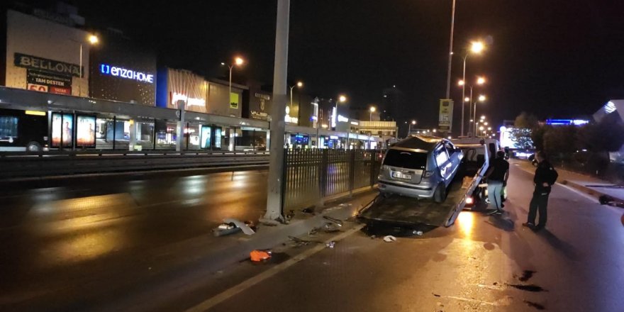 Avcılar’da demir korkuluklara çarptı Çarpmanın etkisiyle araçta sıkıştı