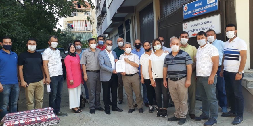 Salihli AKP İlçe Başkanı Selçuk Dinç mazbatasını aldı