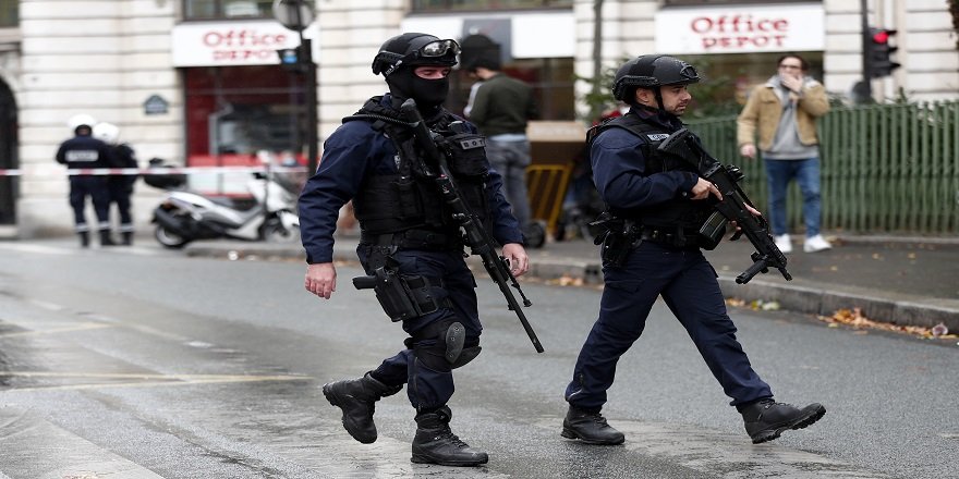 Fransa'nın başkenti Paris'te satırlı saldırı