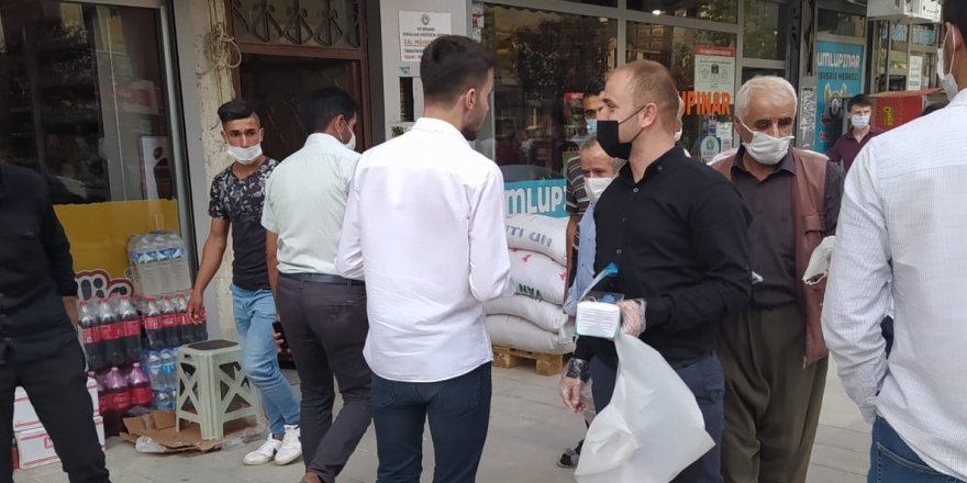 Hakkari'de Başkan Yavuz Aydoğdu vatandaşlara maske dağıttı