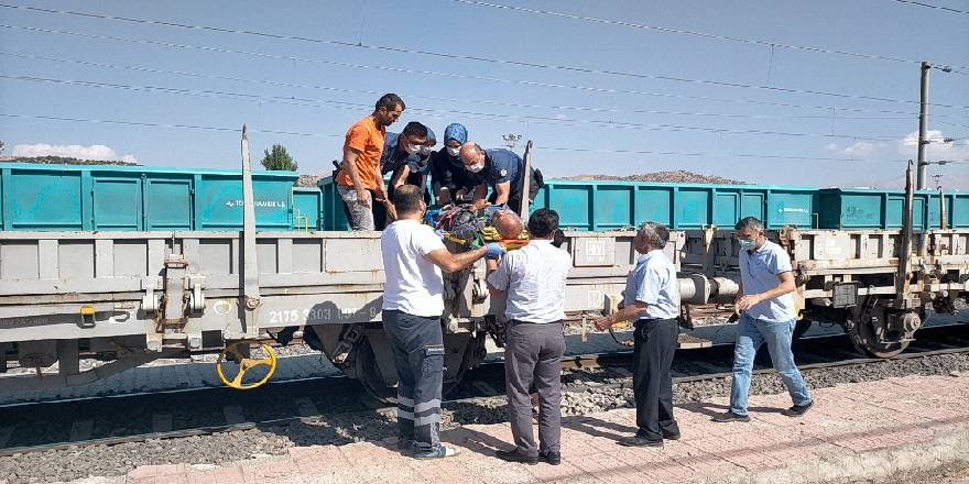 Adıyaman'da treninin çarptığı yaşlı adamı yük treni ambulansa yetiştirdi