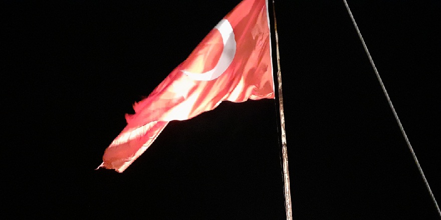 Osmancık ilçesinde Kendiber kalesindeki Türk bayrağı yetkililerden ilgi bekliyor!