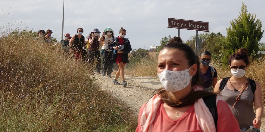 Çanakkale'de sosyal medya üzerinden haberleşen 20 kadın 7 günde 120 km yol yürüyecek!