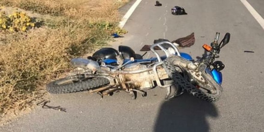 Motosiklet köy çıkışında yayaya çarptı: 2 yaralı