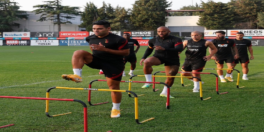 Galatasaray derbi öncesi son antrenmanını gerçekleştirerek kampa girdi