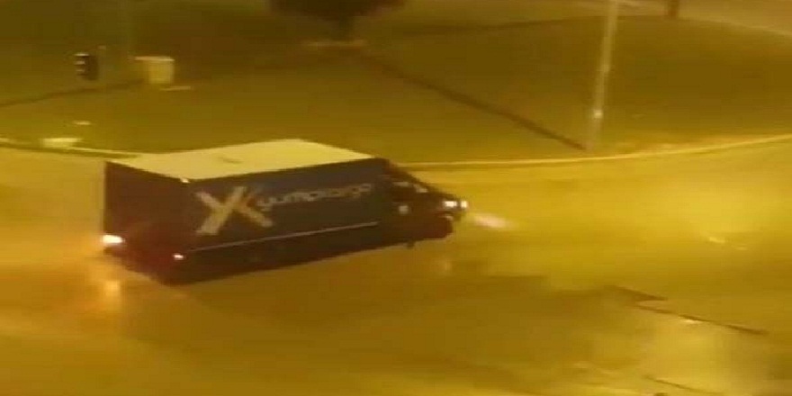 Antalya'da bir kargo kamyonu kavşakta dakikalarca drift attı