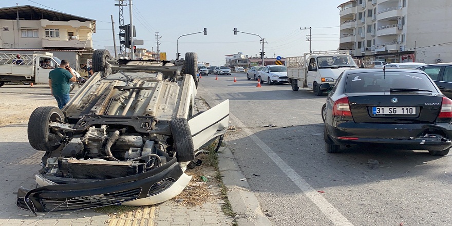 Hurdaya dönen otomobilden burunları bile kanamadan çıktılar!