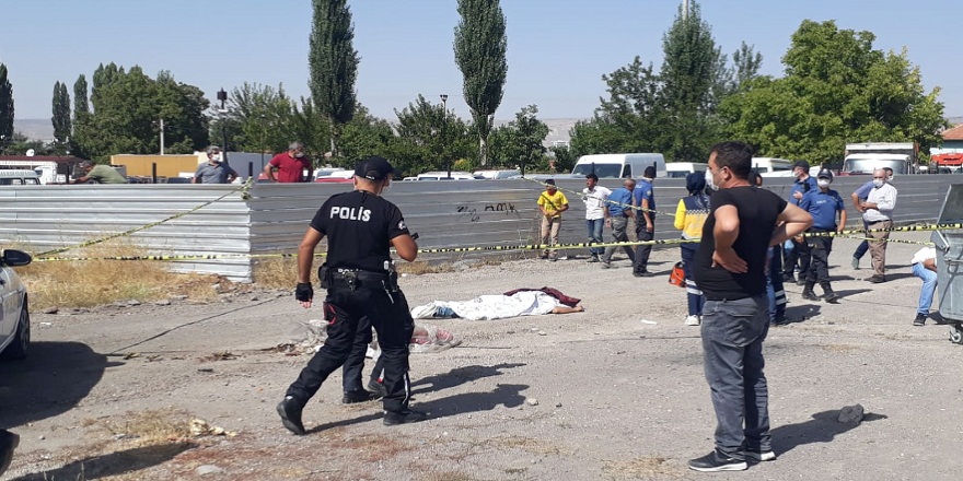 Kayseri'de yanmış iki aracın arasında silahla vurulmuş olarak bulunan kişi kurtarılamadı